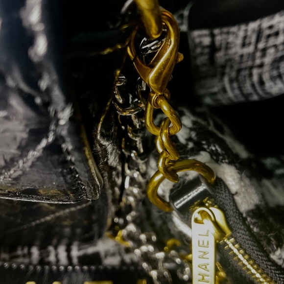 CHANEL BEAUTE MAKEUP CASHMERE & SILK SCARF & CROSSBODY BAG AND CHANGE/ KEY PURSE - Picture 9 of 16